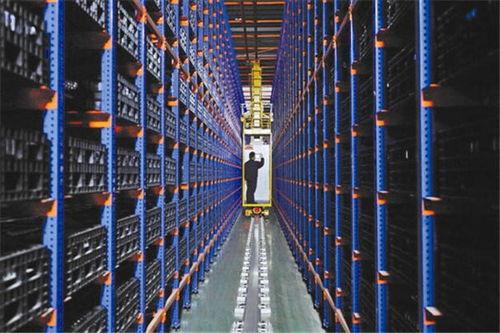 穿越灾荒年，我靠超市仓库救红颜,灾荒年里的红颜救赎之旅